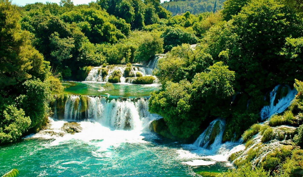 Водопад среди деревьев