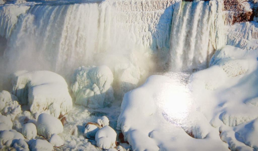 Замерзший Ниагарский водопад