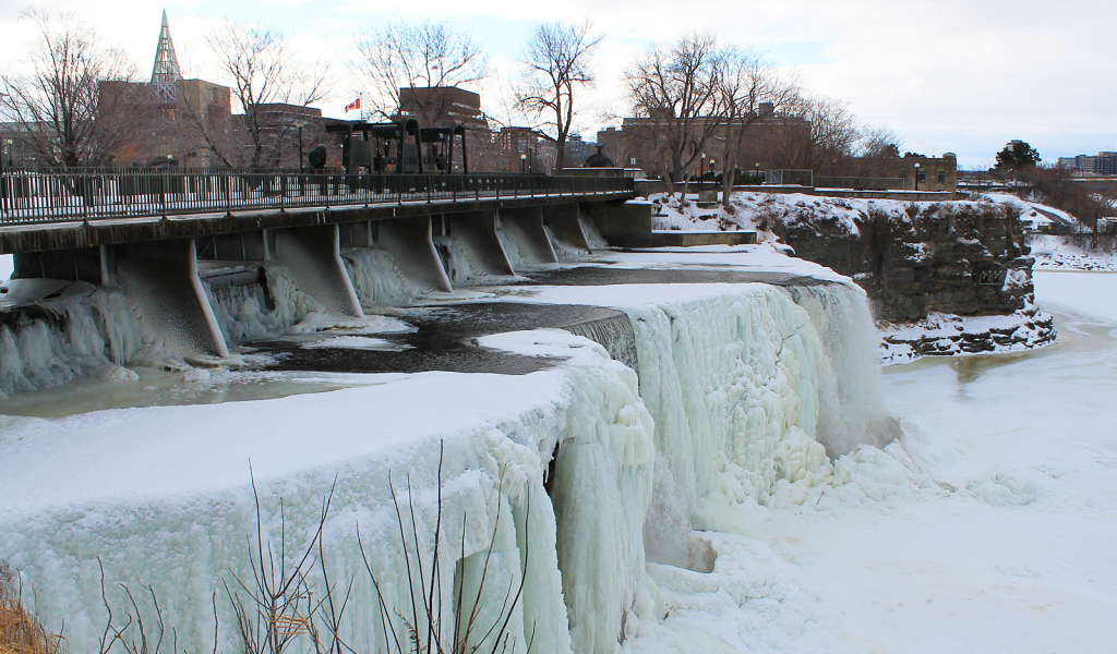 Замерзший водопад Ридо