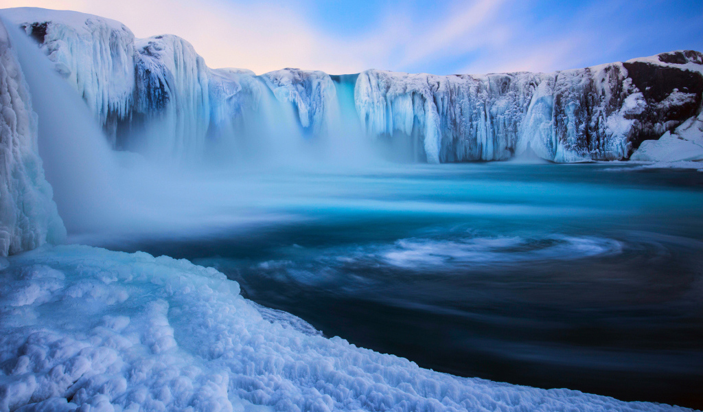 Замерзший водопад и голубая лагуна