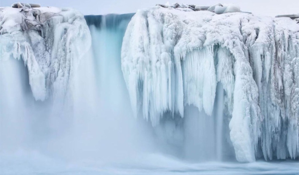 Замерзший водопад и туман