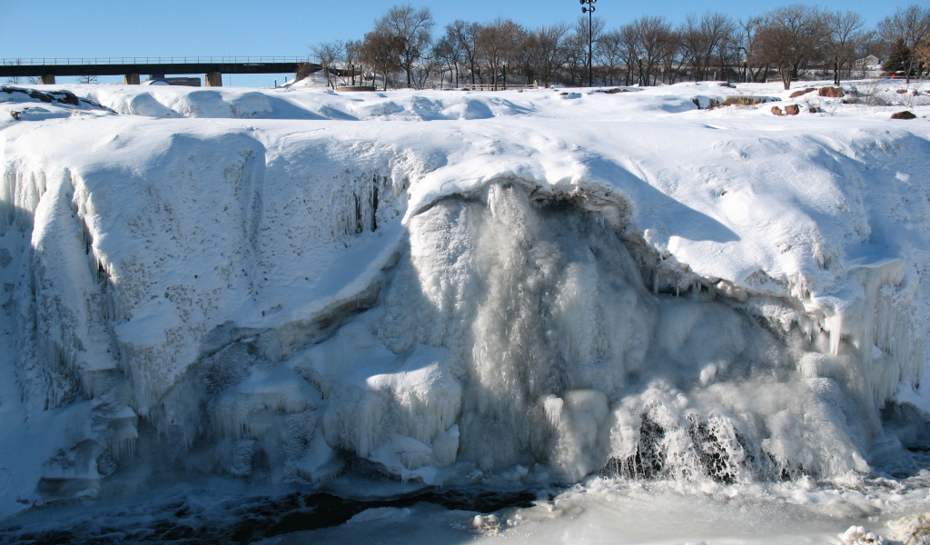 Замерзший водопад на Аляске