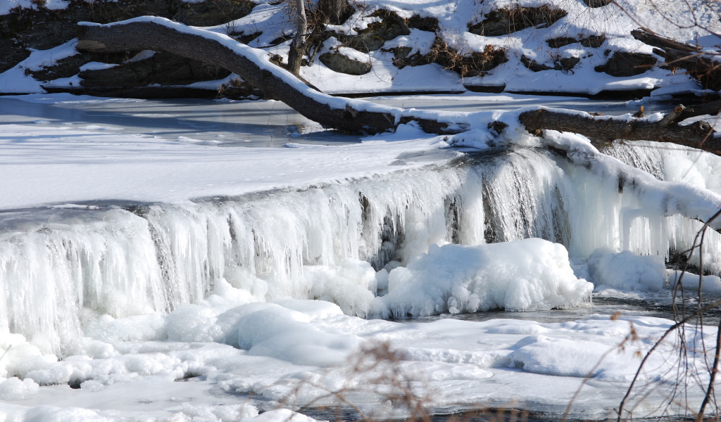 Замерзший водопад в Канаде