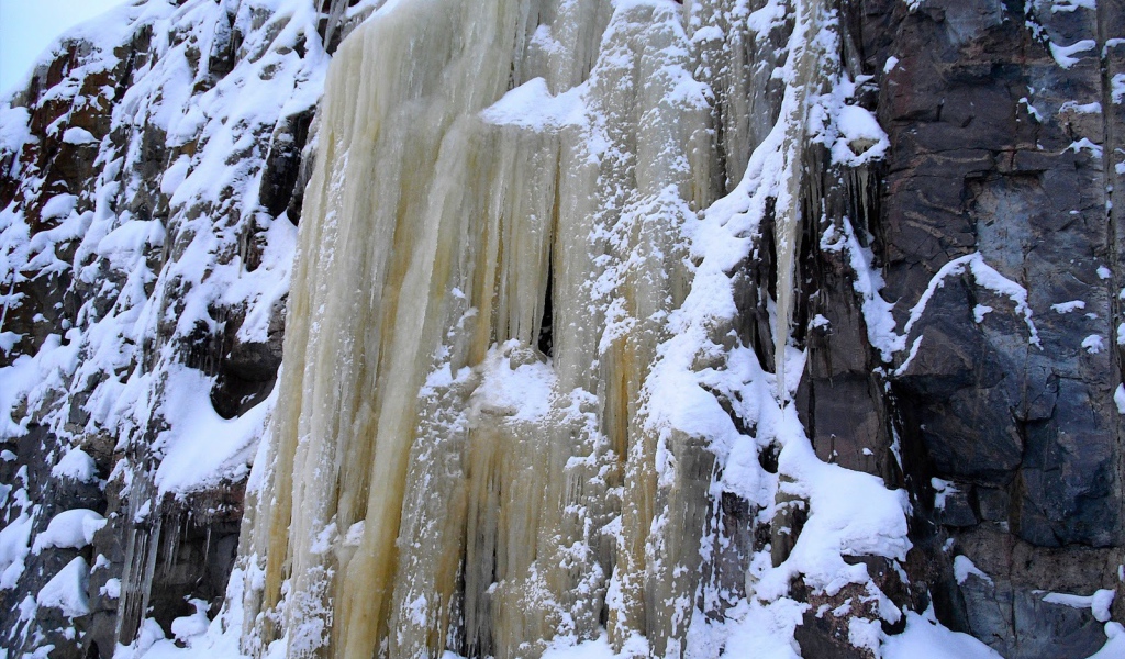 Замерзший водопад в Финляндии