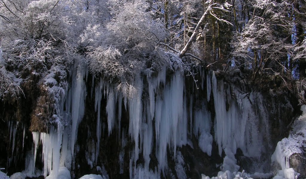 Замерзший водопад в Карелии