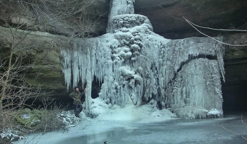 Замерзший водопад в Молдавии