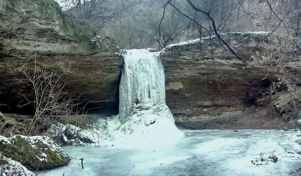Замерзший водопад в Молдавских лесах