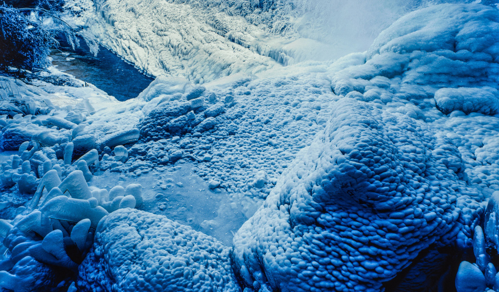 Замерзший водопад в Северной Каролине