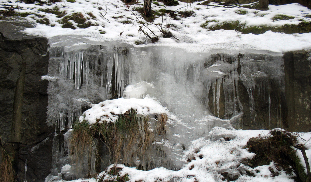 Замерзший водопад в России