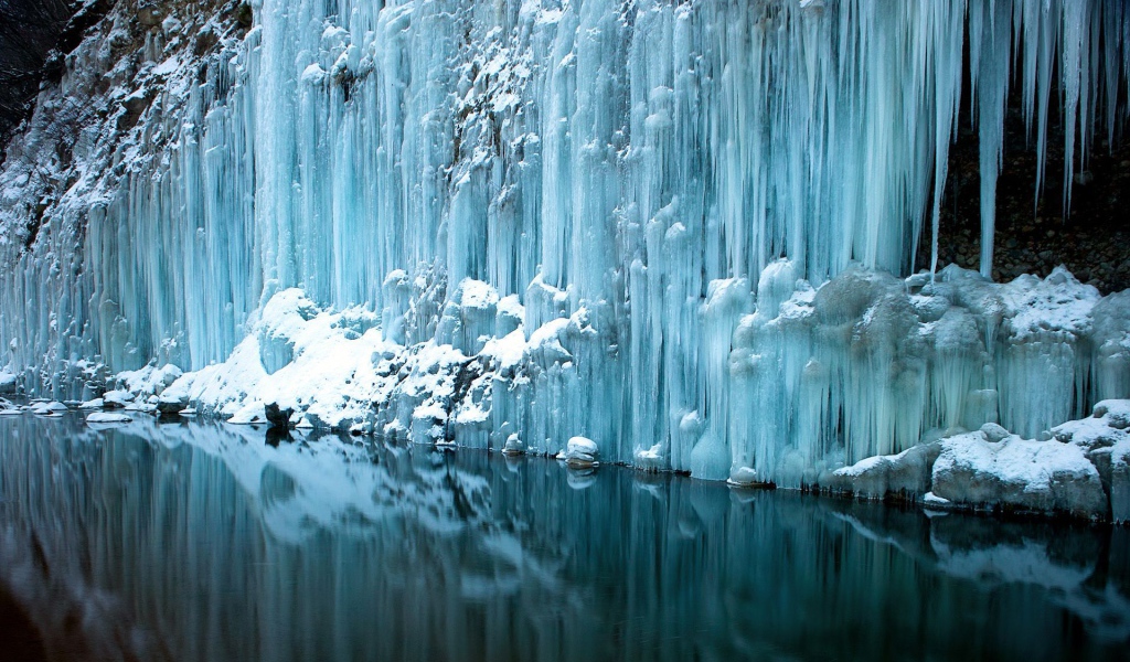 Замерзший водопад в Альпах