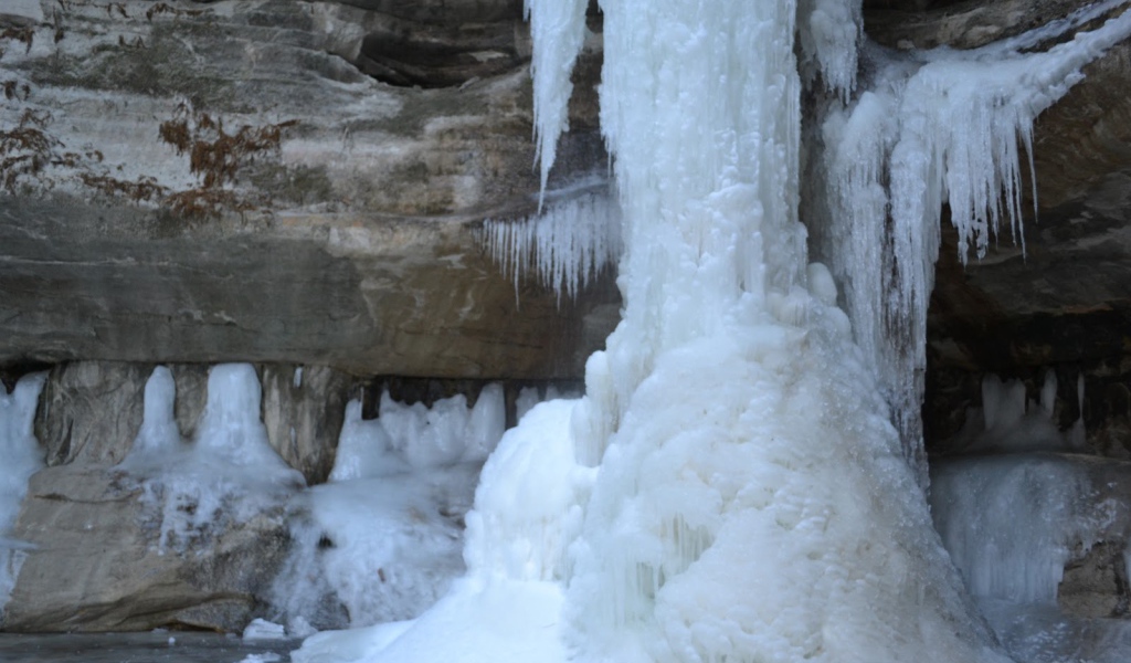 Замерзший водопад в Андах