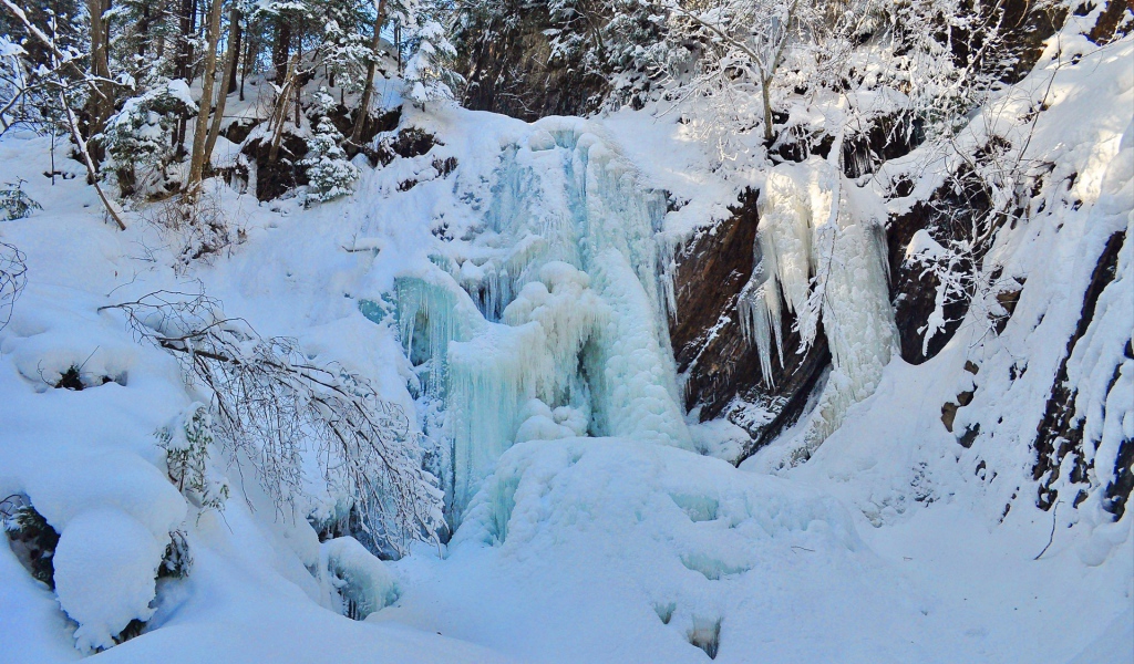 Замерзший водопад в Карпатах