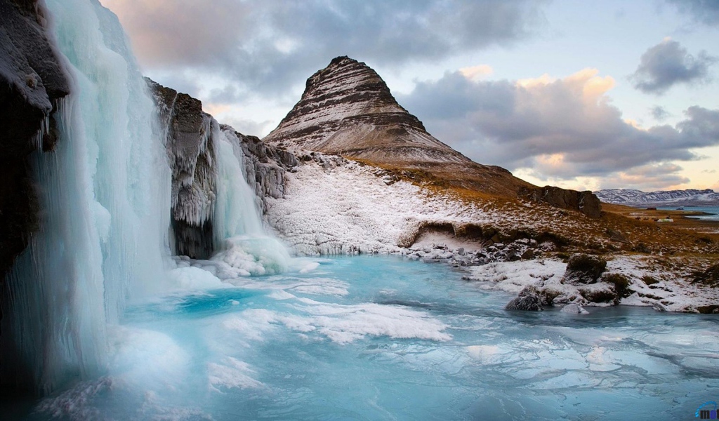 Замерзший водопад в горах