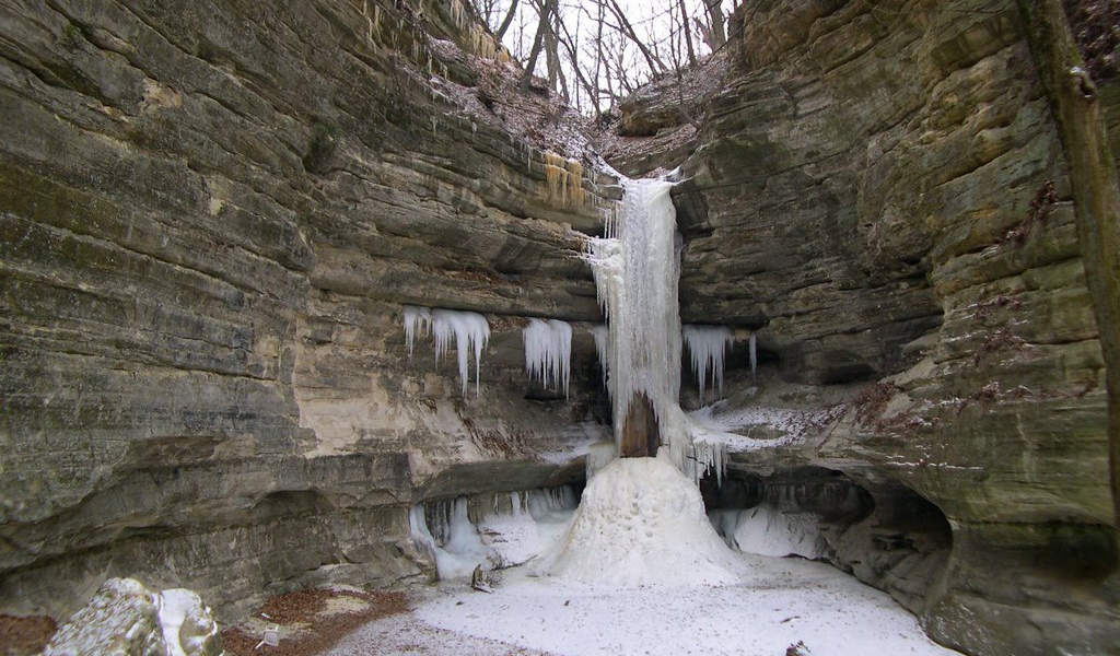 Замерзший водопад в парке