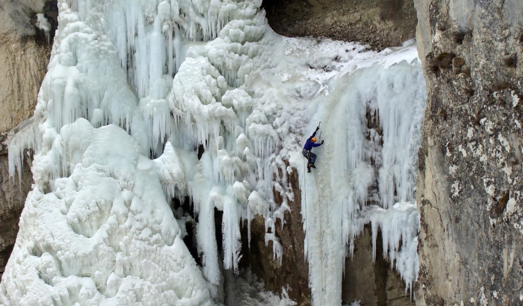 Замерзший водопад на горном склоне