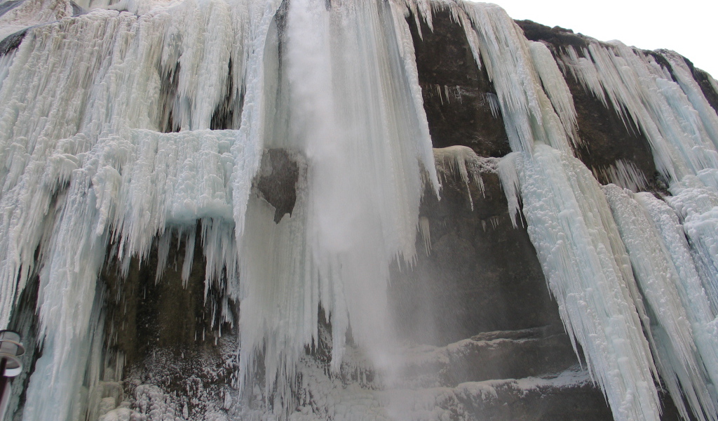 Замерзший водопад на реке Чегем