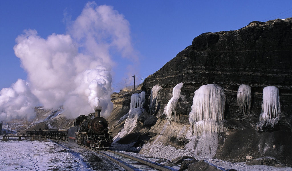 Замерзший водопады и паровоз
