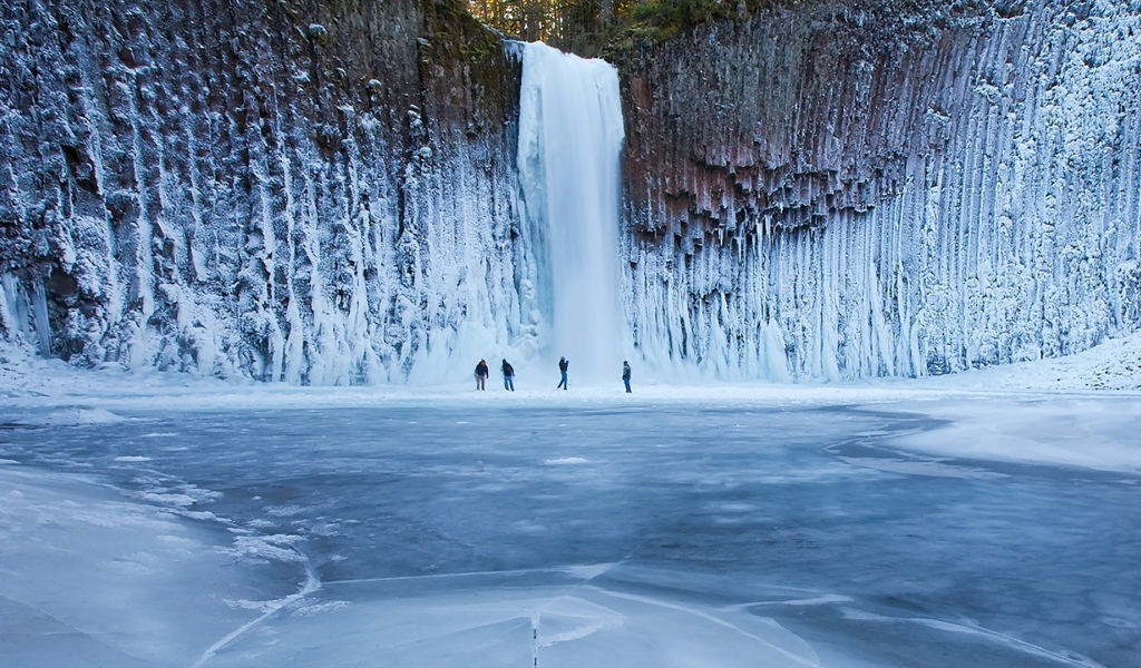 Великолепный замерзший водопад