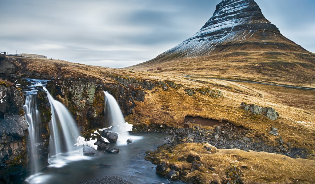 Гора и водопад