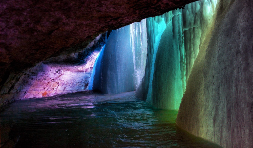 Радужный замерзший водопад