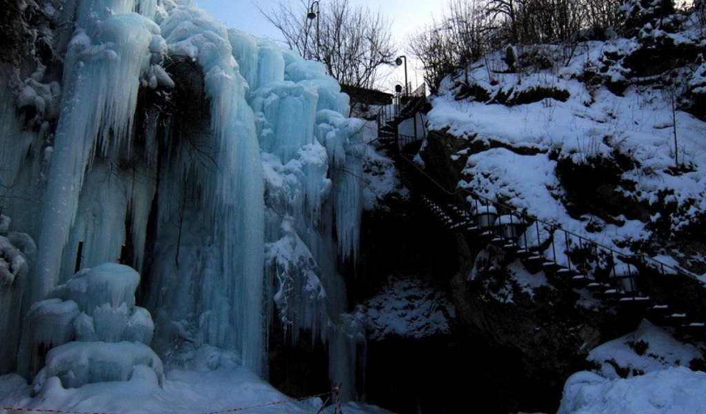 Лестница на замерзший водопад