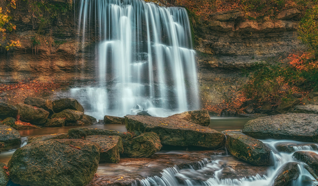 Завораживающая красота водопада