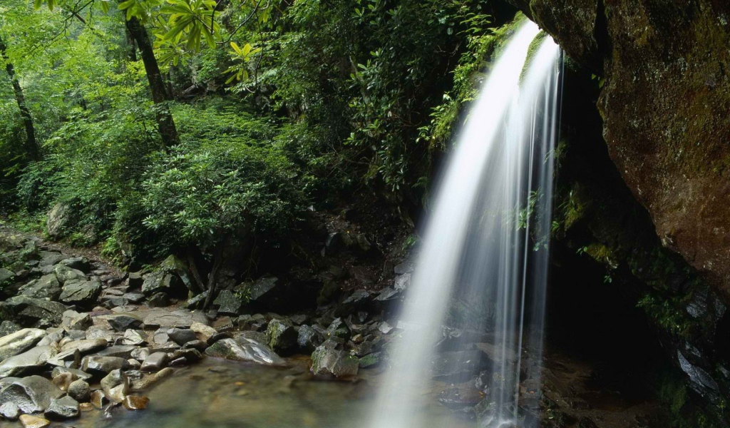 Струи воды водопада