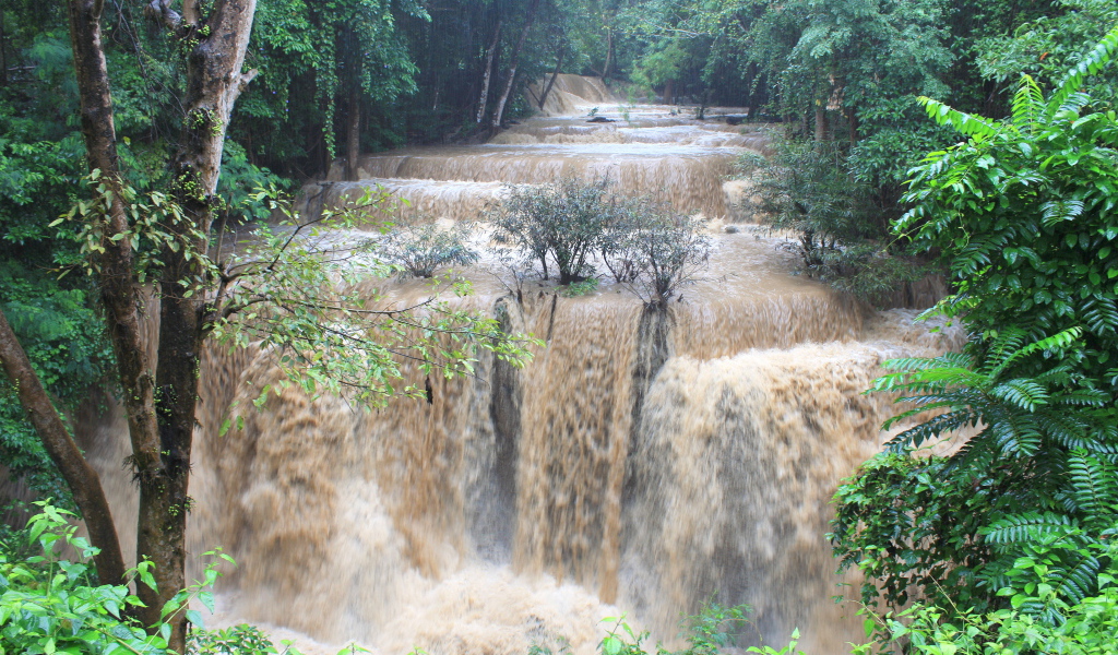 Мутная вода в водопаде