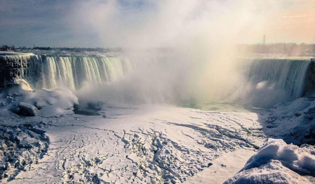 Вид на замерзший водопад Ниагара