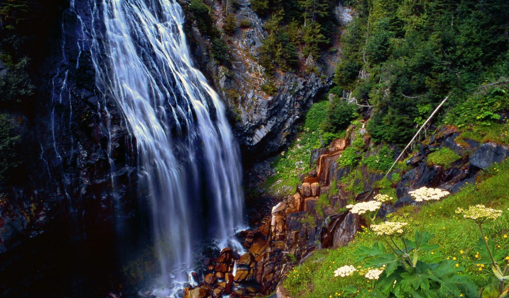 Водопад в горах