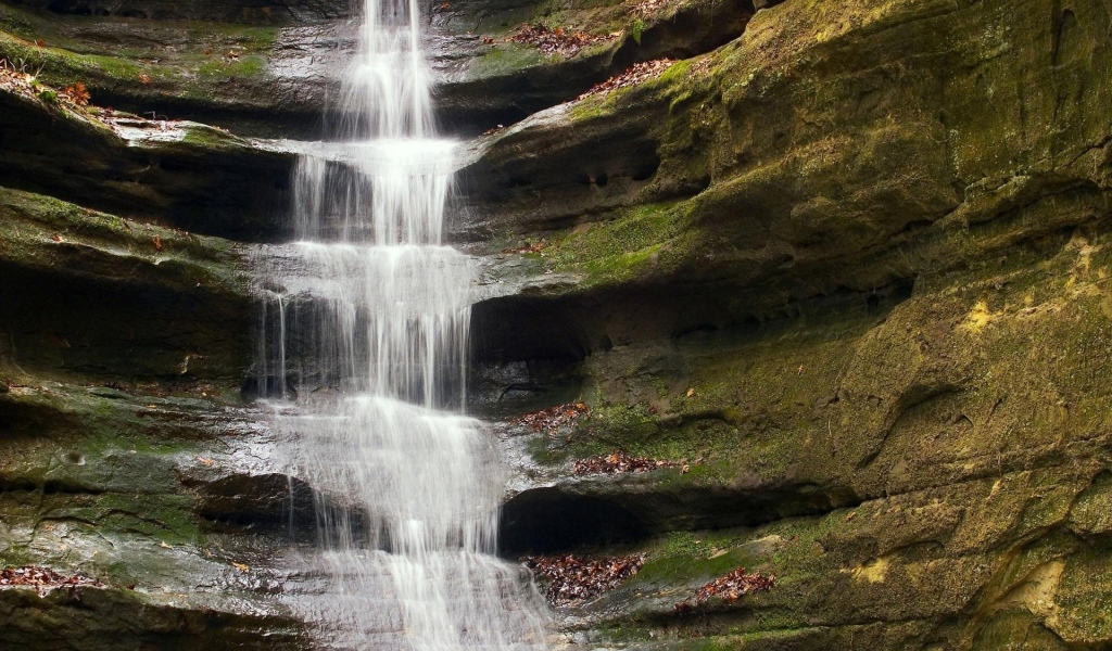 Водопад на скалах