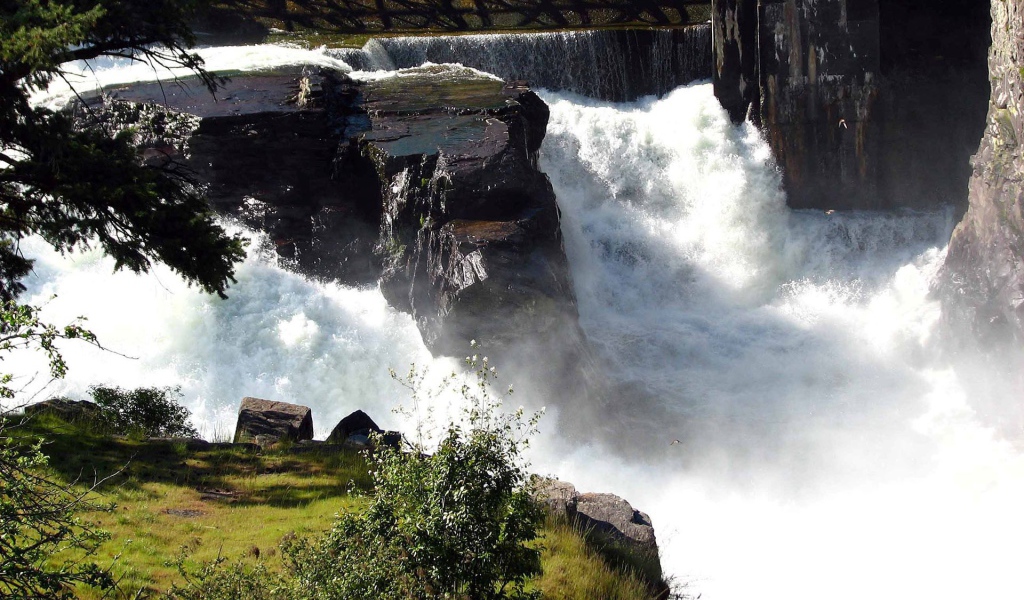 Водопад пенится среди скал