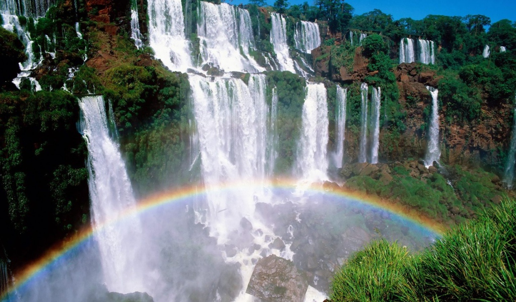 Радуга под водопадом