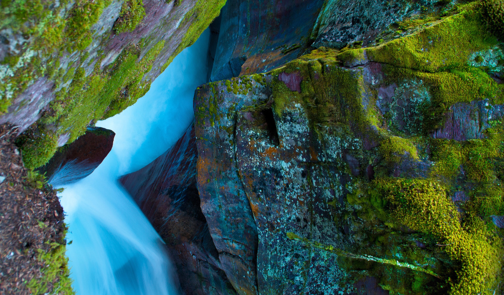 Мох на камнях и водопад