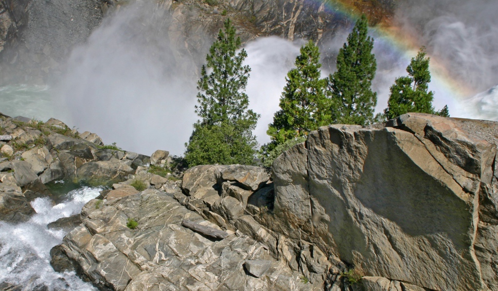 Брызги и радуга от водопада