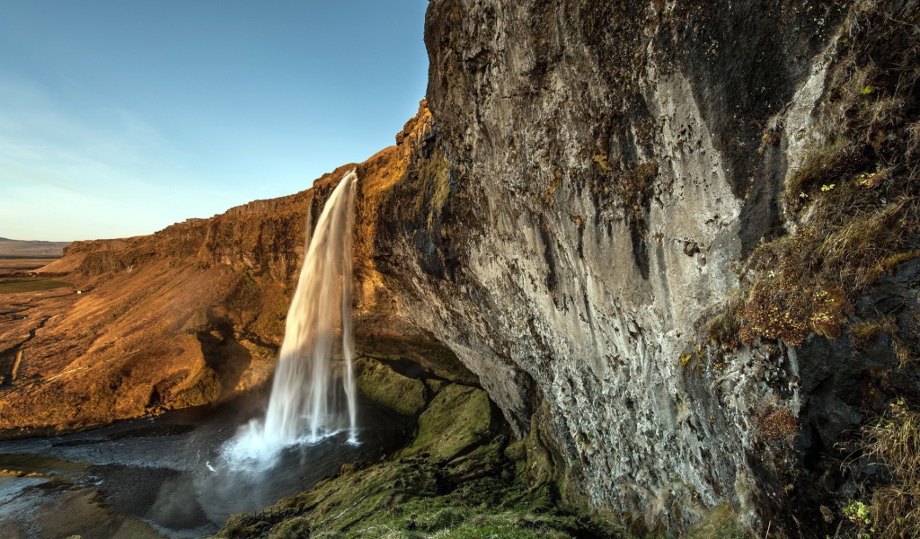 Вода льется со скалы