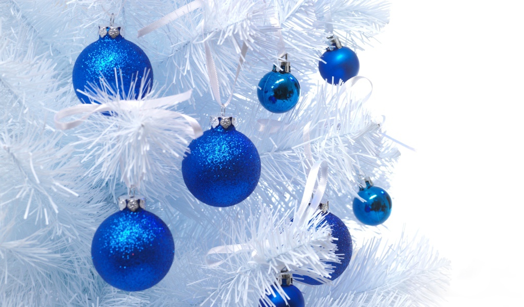 Синие шары на белой ёлке