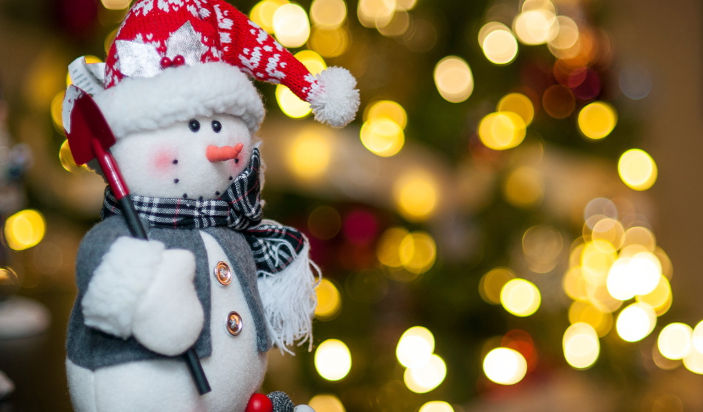 Снеговик с лопатой