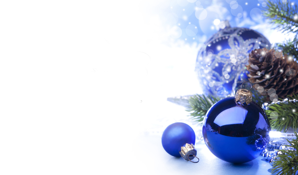 Синие шары на елке