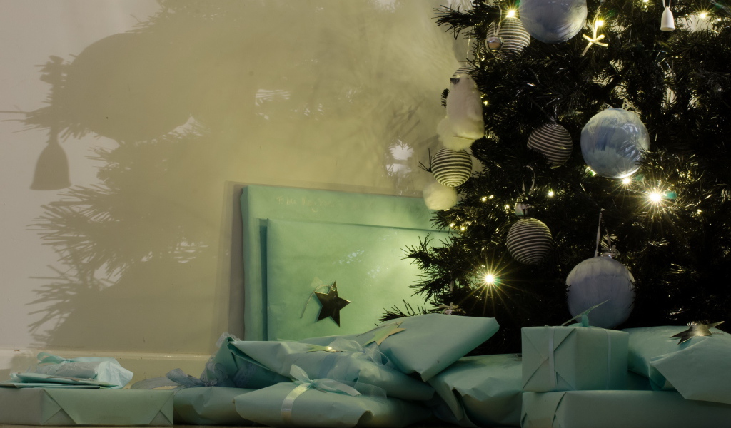 Гора подарков под елкой