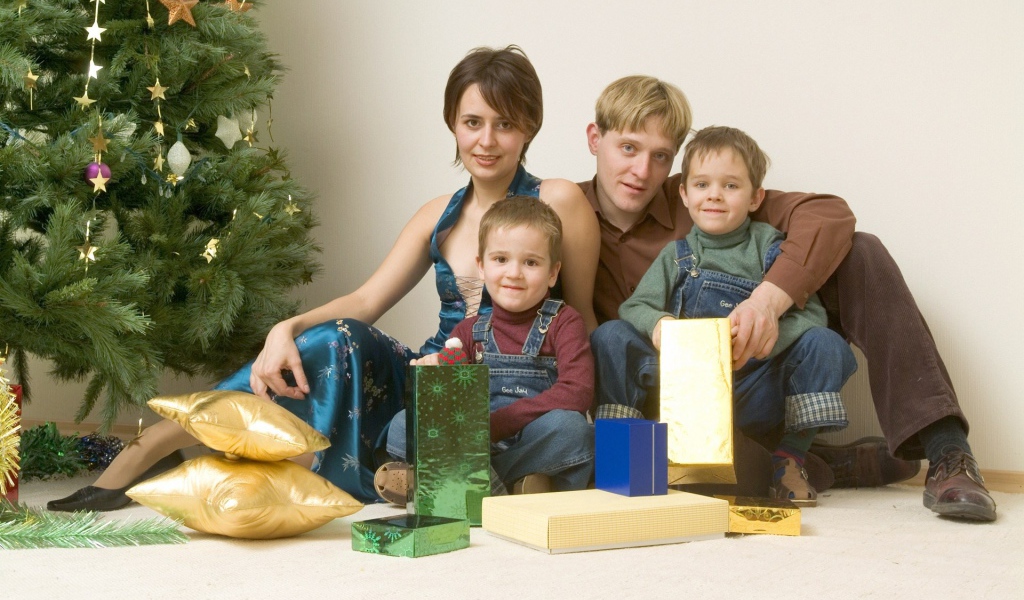 Семья празднует Новый год