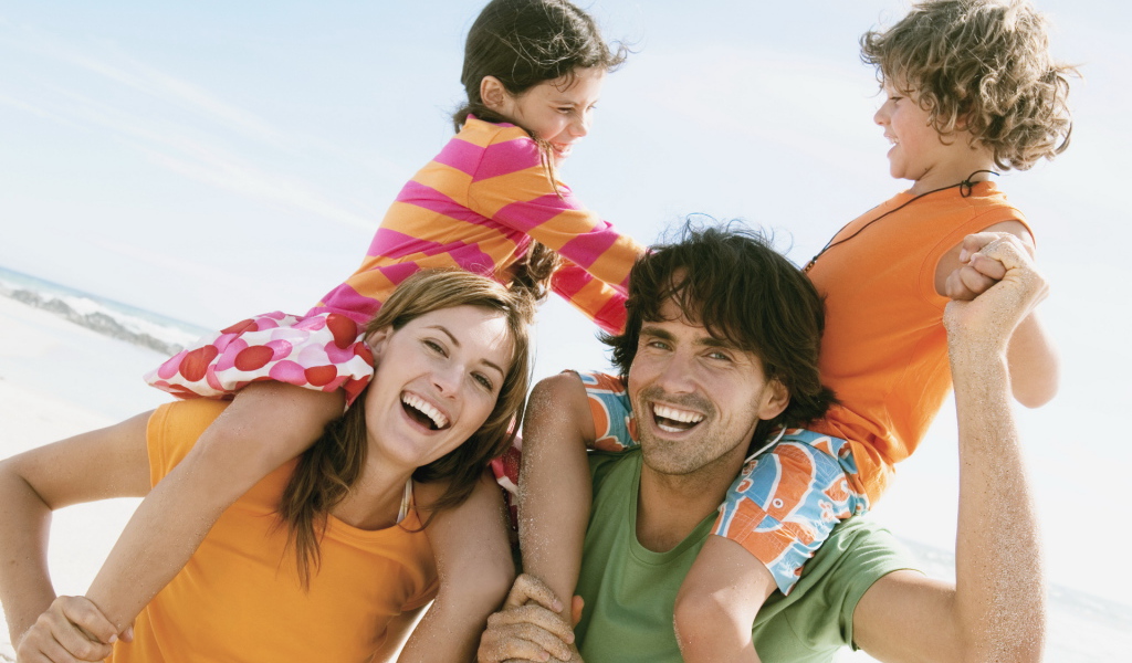 Семья с детьми у моря