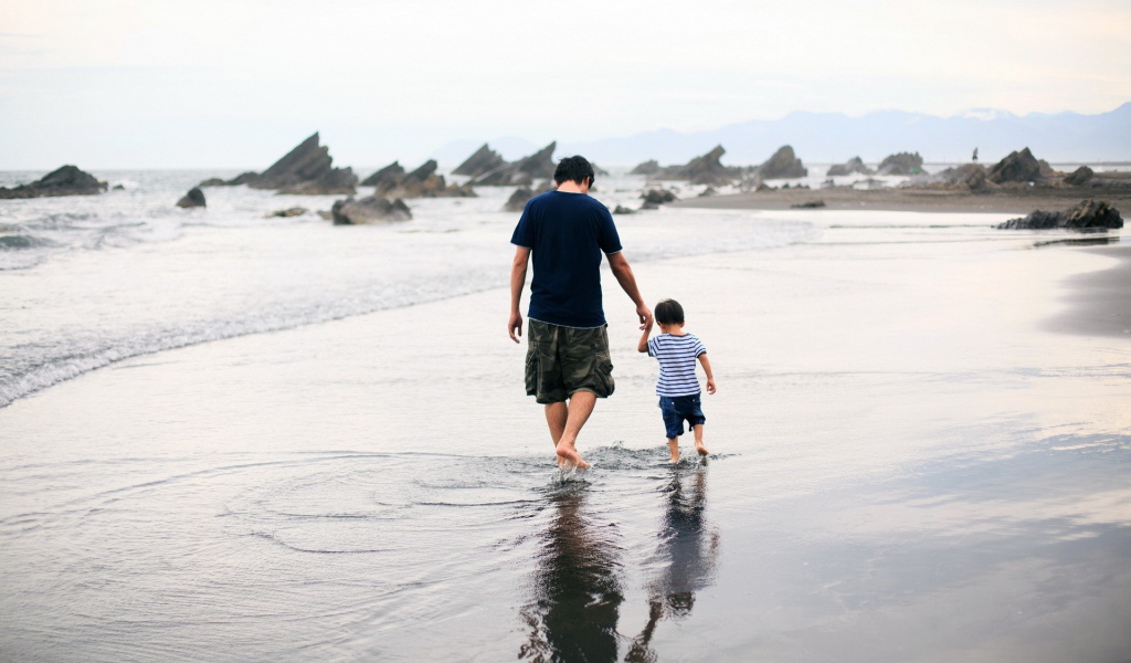 Отец с сыном гуляют по воде