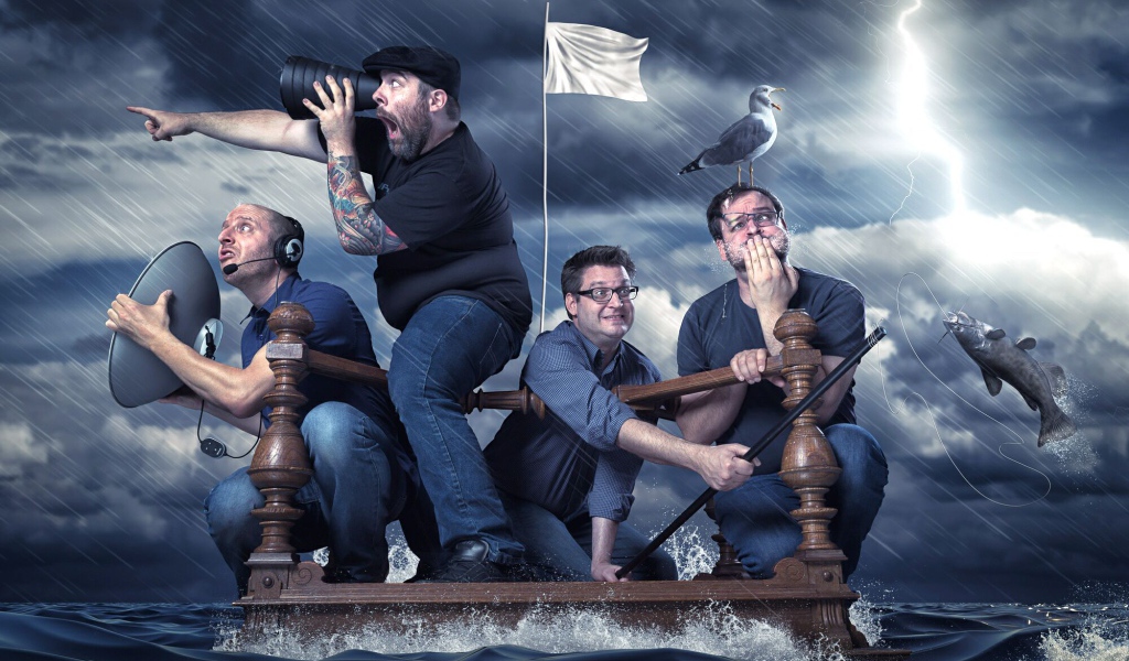 Мужики на спасательном плоту