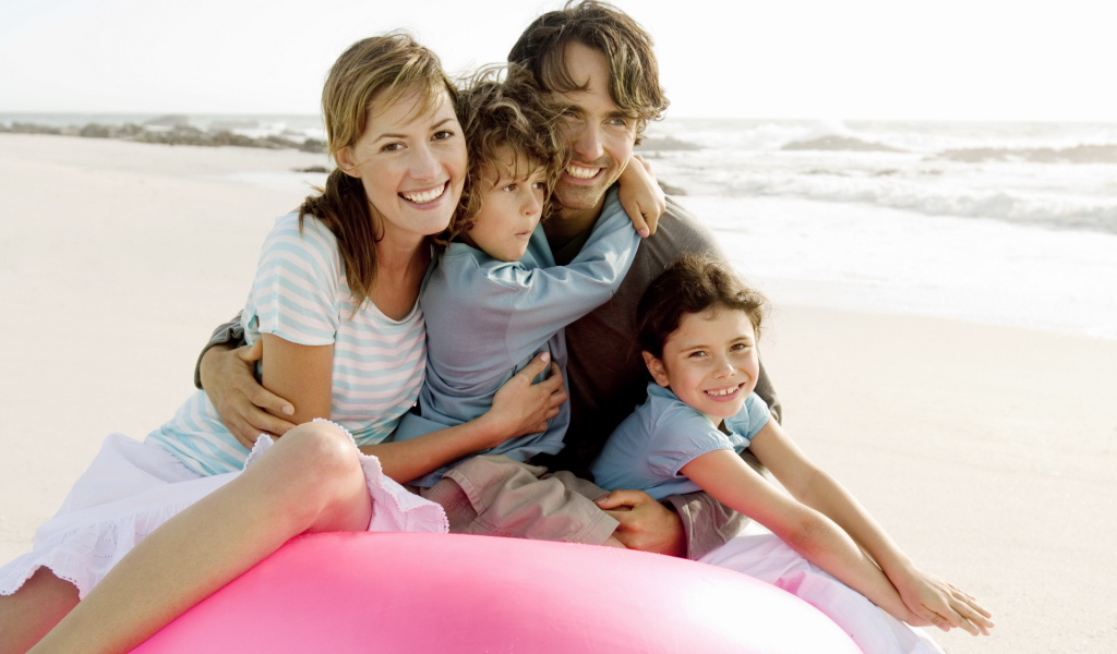 Счастливая семья на пляже