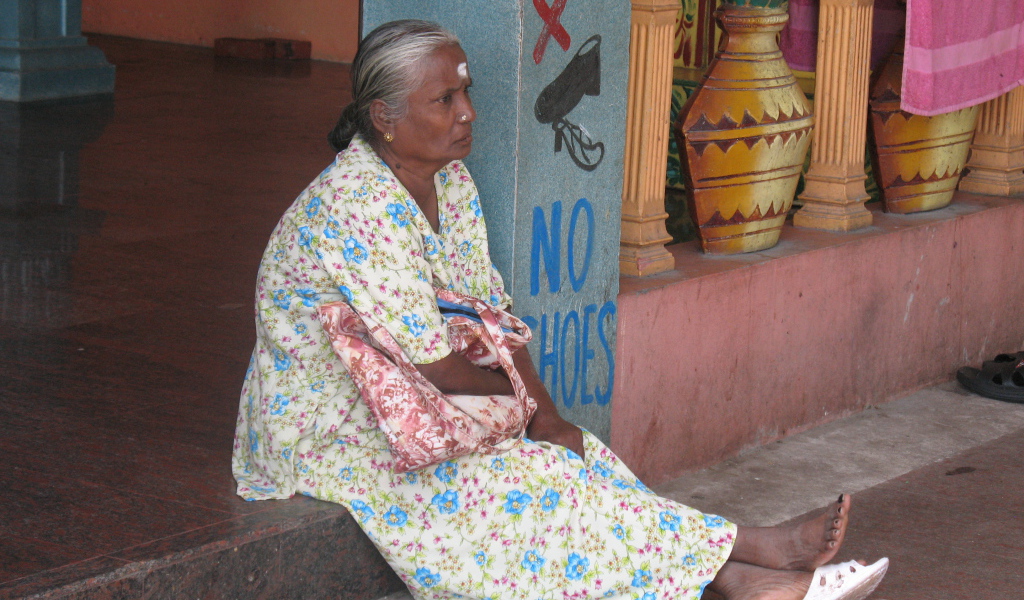 Индианка отдыхает на пороге