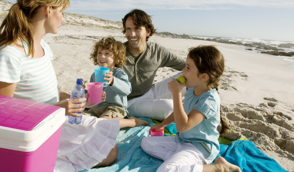 Пикник на пляже у семьи