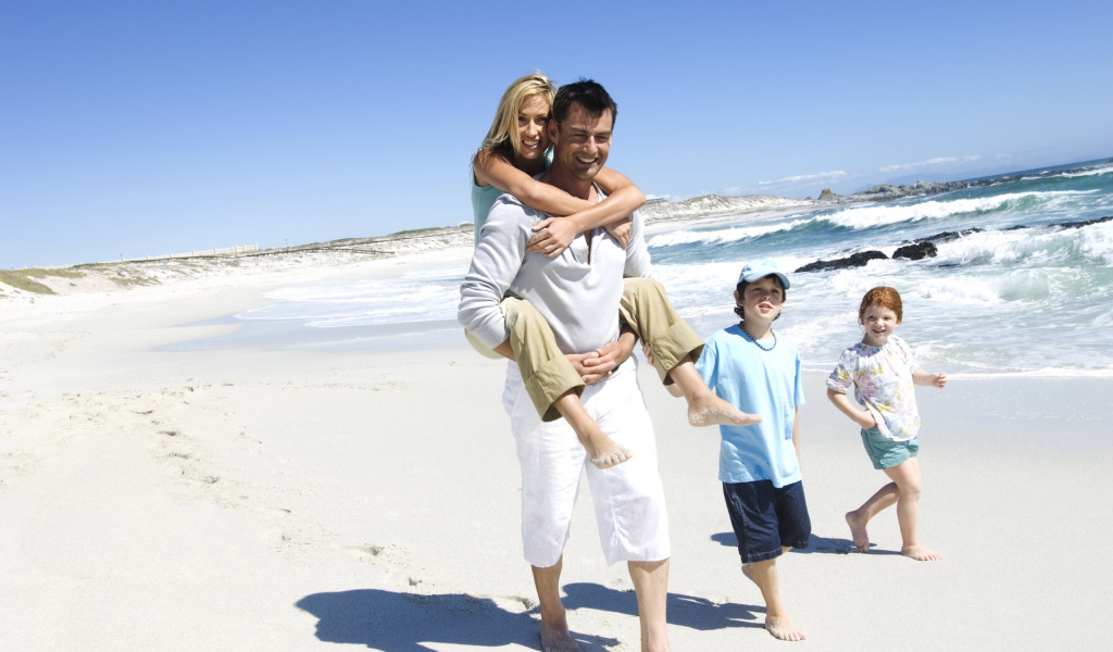 Семья гуляет по берегу