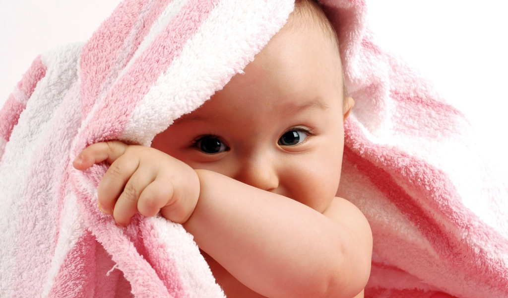 Ребенок под полотенцем
