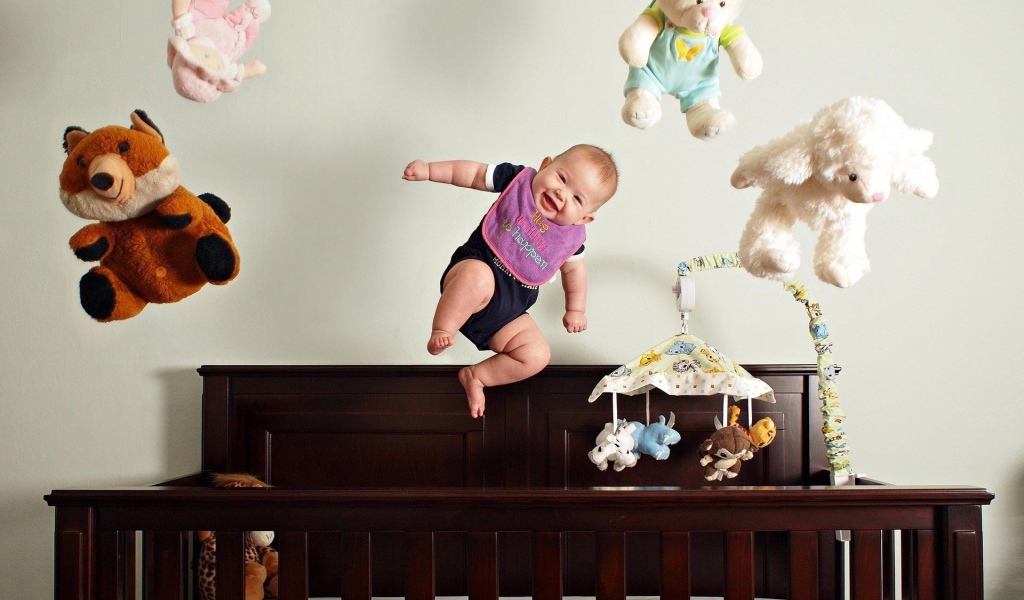 Ребенок летает с игрушками